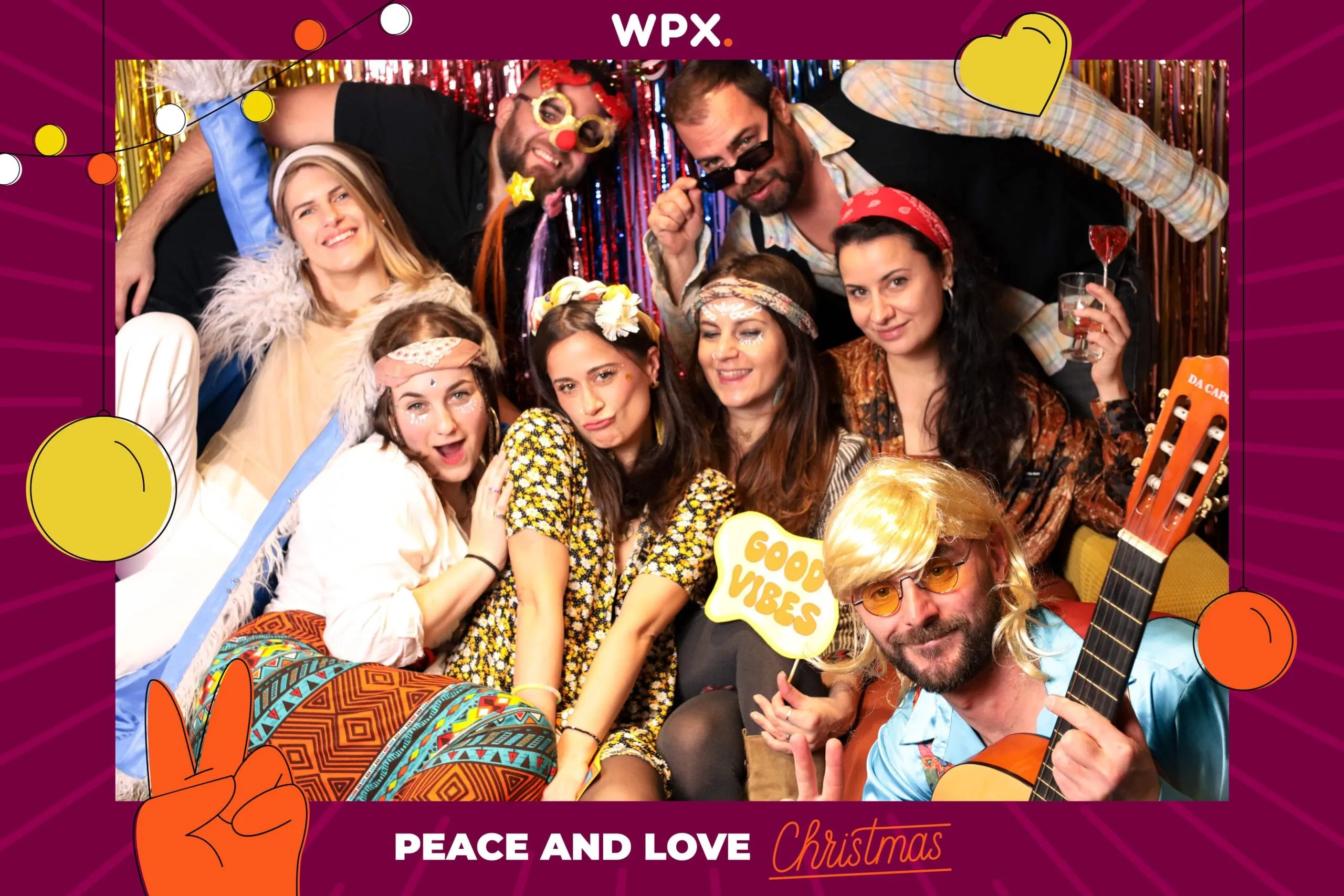 Колеги в костюми от 70-те години на коледно парти с тема Peace and Love Christmas